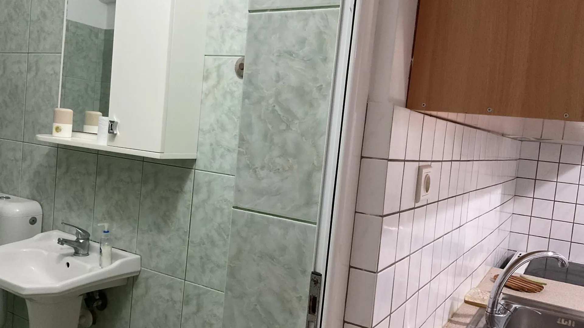 Garden Holiday Studios Himare Affittacamere